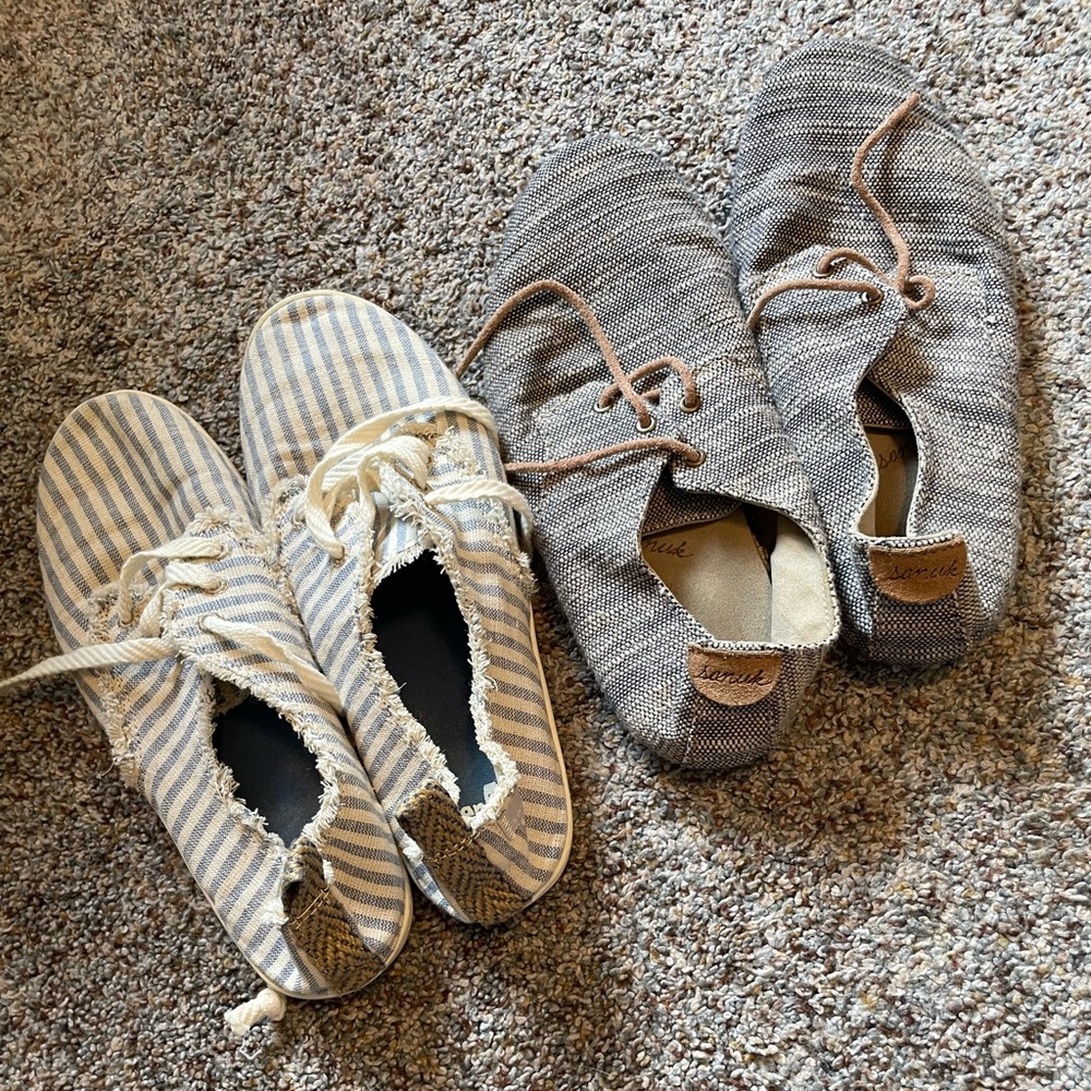 2 sanuk shoes